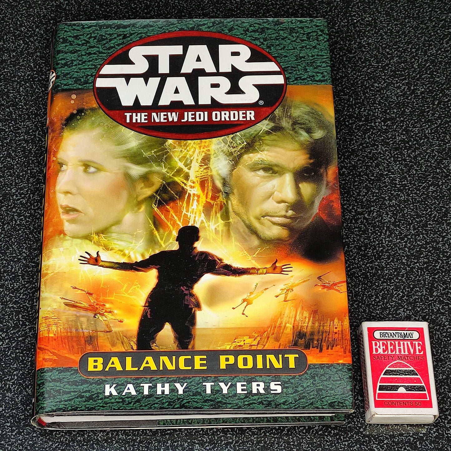 Book cover of 'Balance Point' from 'Star Wars: The New Jedi Order' series by Kathy Tyers.