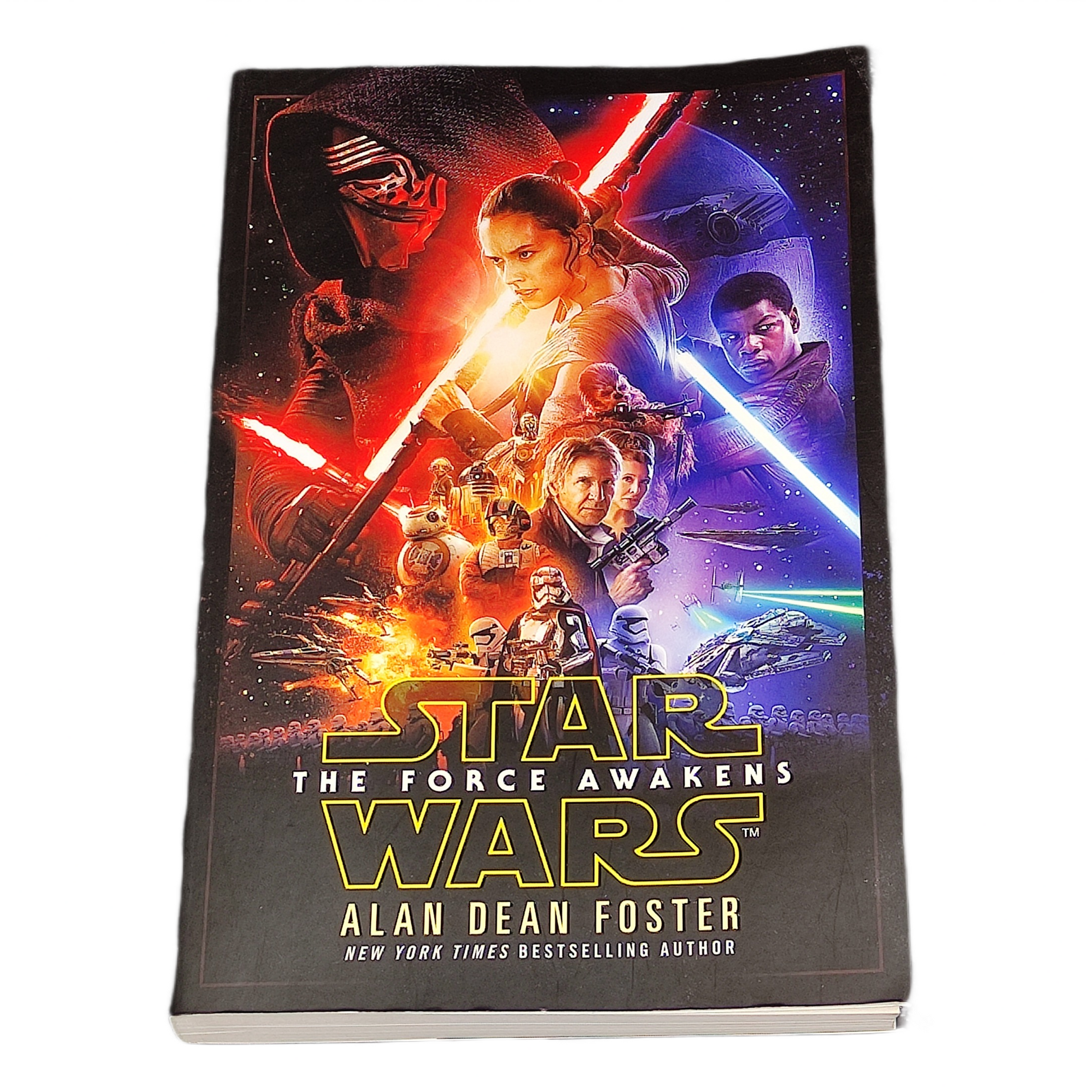 Book cover of 'Star Wars: The Force Awakens' by Alan Dean Foster with colorful characters and lightsabers.