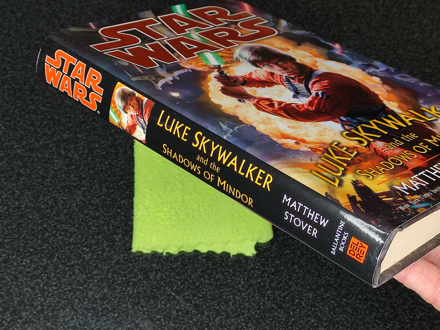 Book cover of 'Star Wars: Luke Skywalker and the Shadows of Mindor' by Matthew Stover
