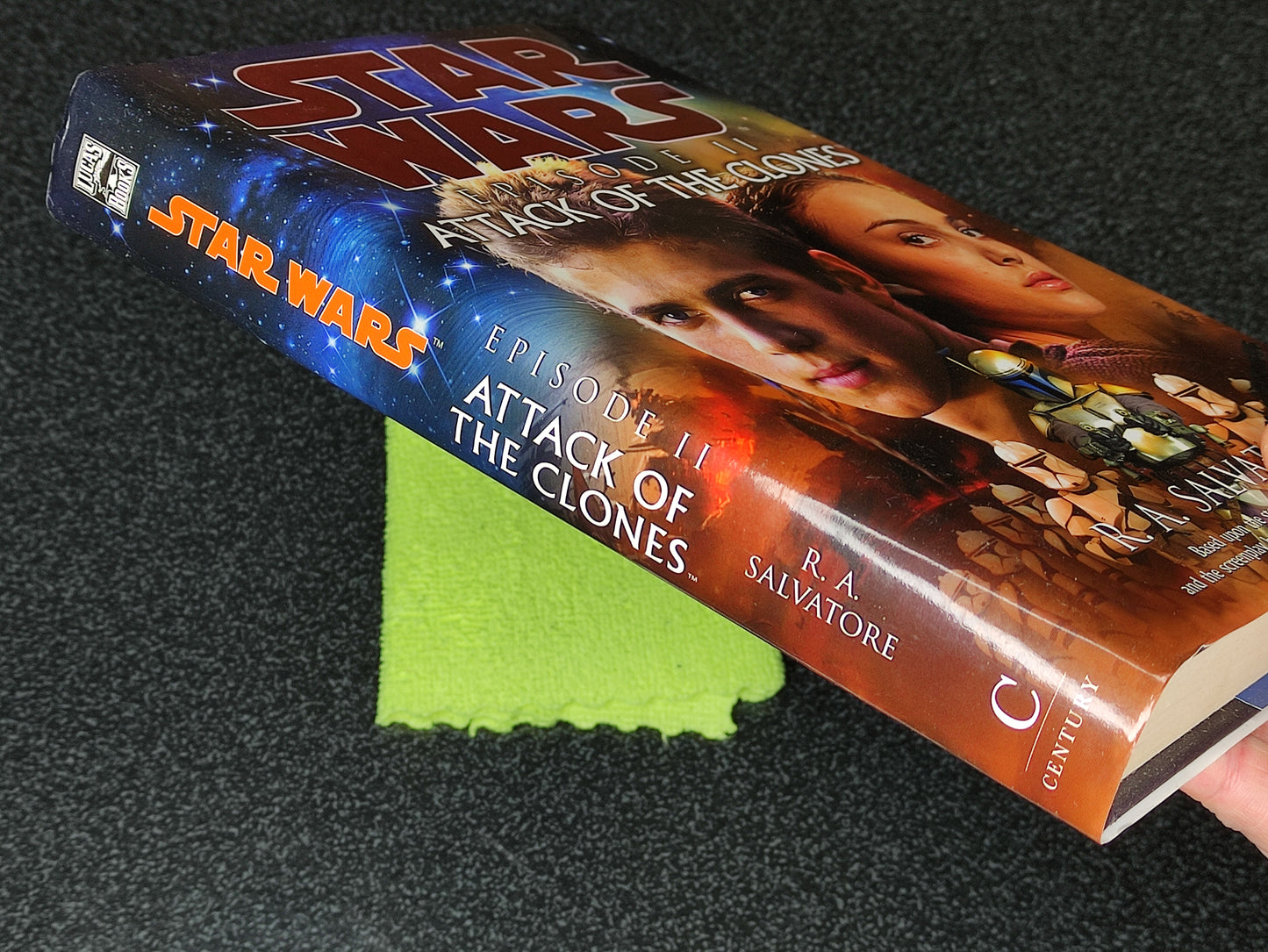 Book cover of 'Star Wars Episode II: Attack of the Clones' by A. Salvatore on a white background