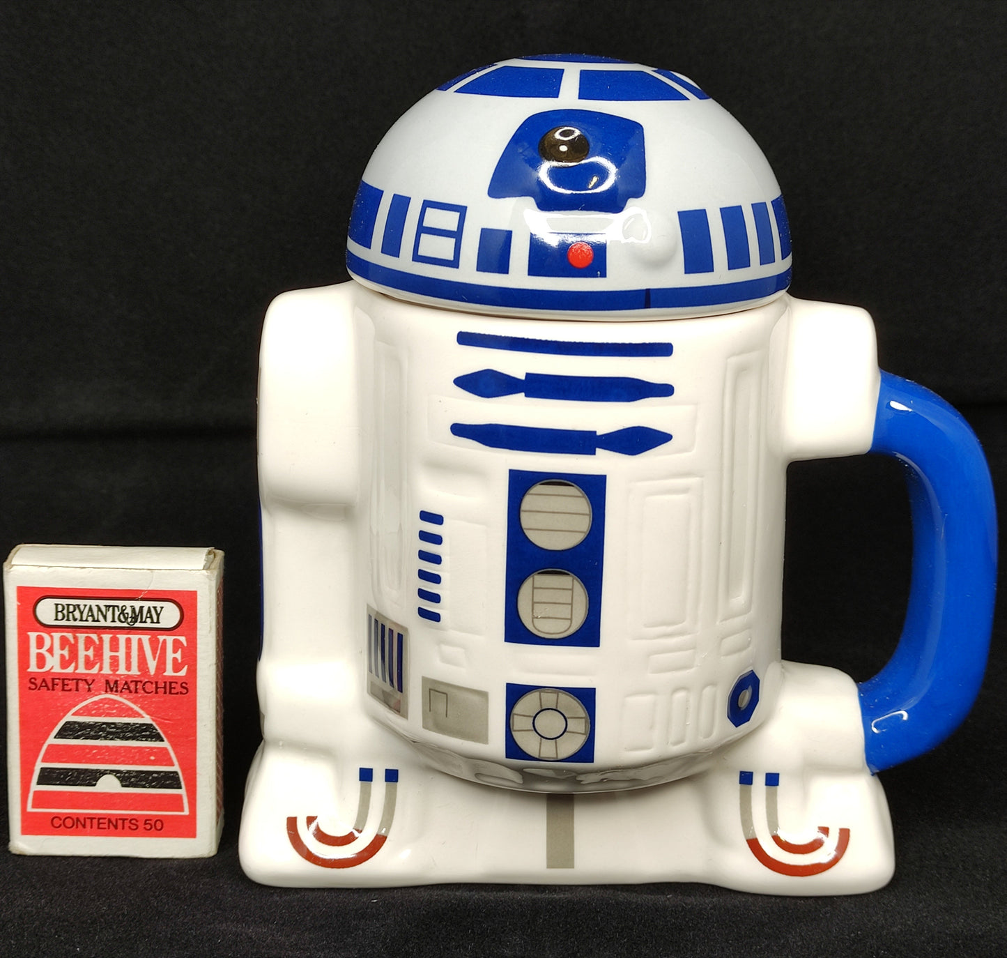 R2-D2 mug with lid from Star Wars on a black background